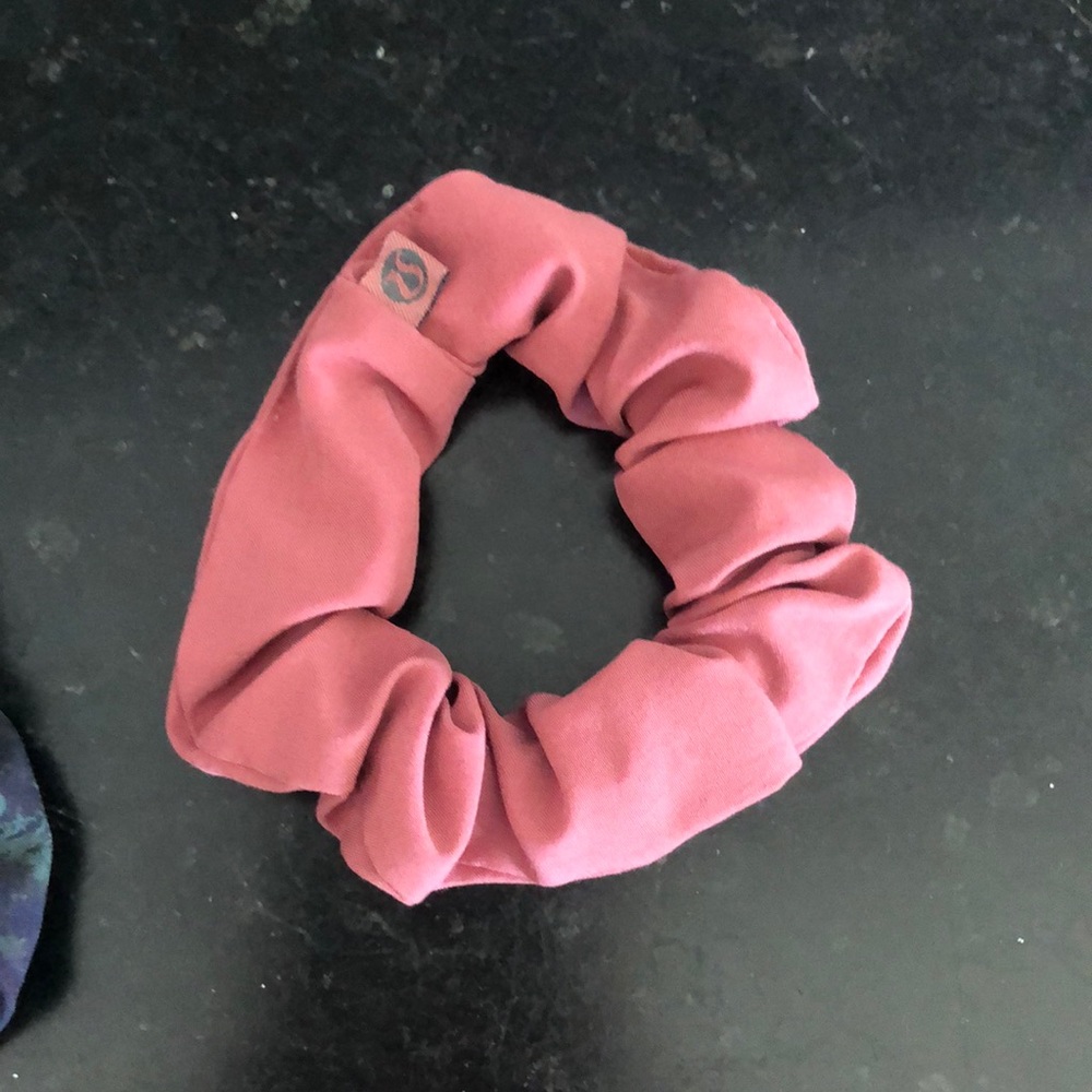 Lululemon Uplifting scrunchie